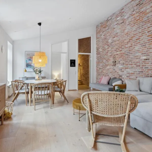 Central 3-bedroom apartment with huge terrace, including queen size beds, hotel in Store Restrup