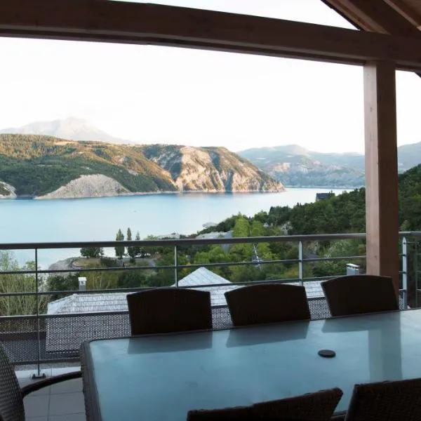 Vue imprenable sur Lac de Serre-Ponçon à Chorges : appt prestige 8 pers, hotel in Chorges