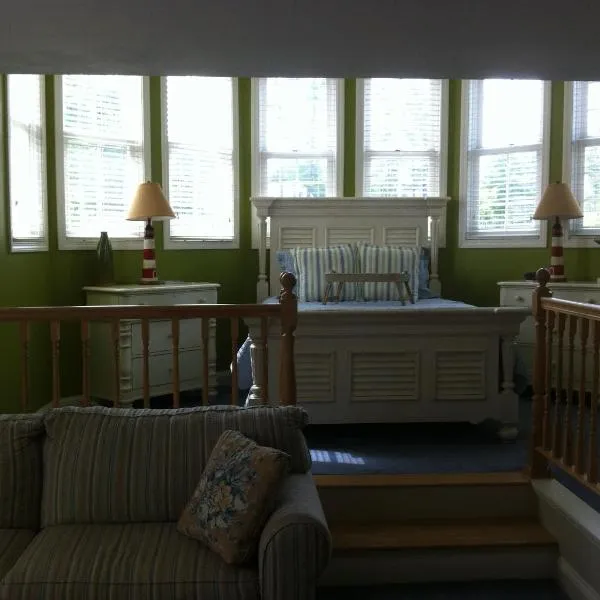 Romantic riverside Sheepscot Harbour Studio #308, hotel in Edgecomb