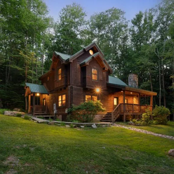 Jamesons Cabin! 8 Minutes to Wisp, HotTub, FirePit, Pets, EV Chgr, hotel in McHenry