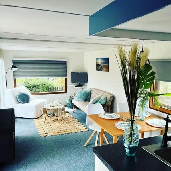 Knus chalet met zwembad en sauna, hotel v destinaci Sint Maartensvlotbrug
