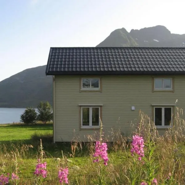 Charming house by the sea, Lofoten!, hotel in Laupstad