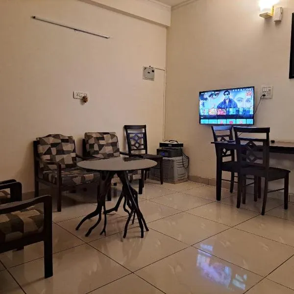 Private room with Sky Garden in Green Bacchus by Walias, hotel u gradu Gurgaon