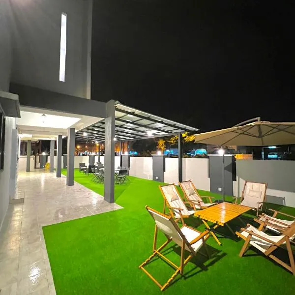 Entire Vacation Home with landscape garden, hotel v destinaci Sitiawan