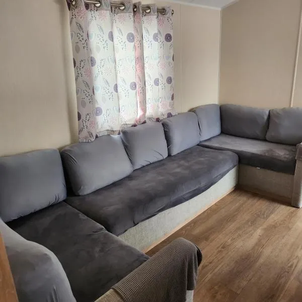 Family Fun by the Sea 4 Bedroom Caravan, hotel in Ingoldmells