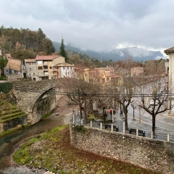 Hostal Cal Pericas, hotel di La Pobla de Lillet