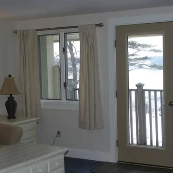 Spacious riverfront with balcony Sheepscot Harbour Vacation Cub Studio #211, hotel in Edgecomb