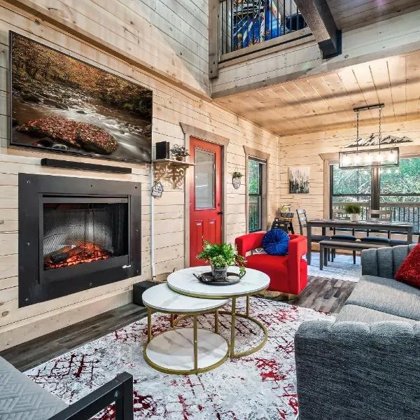 New Luxury Vacation Home Cabin in Smoky Gatlinburg - Theater Room, hotel in Gatlinburg