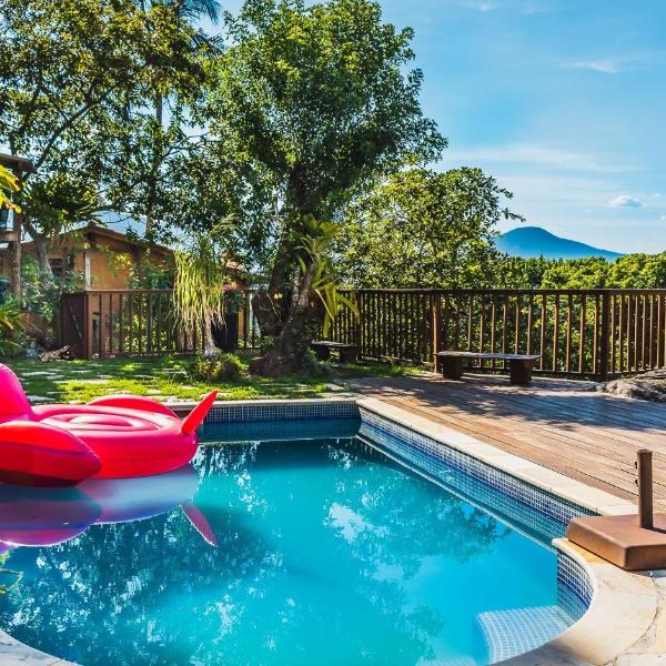 Casa com deck e piscina perto da Praia do Saco da Capela em Ilhabela