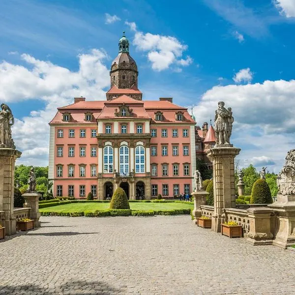 Hotel Przy Oślej Bramie - Zamek Książ, хотел в Валбжих