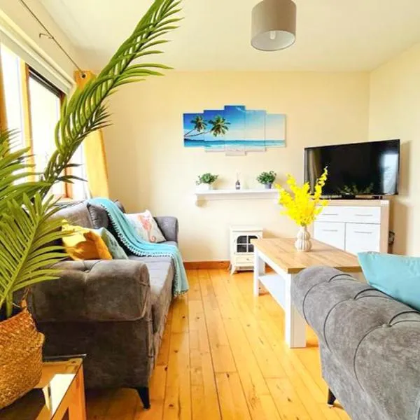 Summer Breeze - Cosy & Warm Holiday Home in Youghal's heart - Family Friendly - Long Term Price Cuts, хотел в Йол