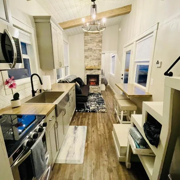 Blue Lake에 위치한 호텔 Delightful Tiny Home w/ 2 beds and indoor fireplace