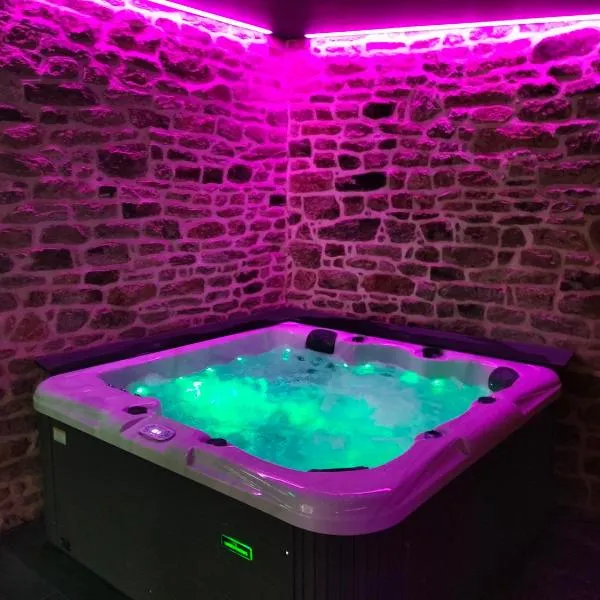 Le jardin Médicis avec jacuzzi et sauna privatifs, hotel in Sérent