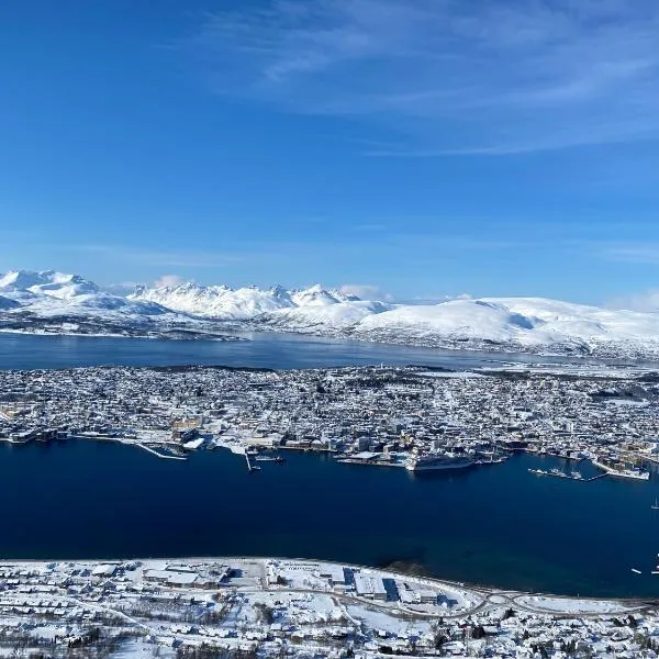 Aurora Apartment very close to cable car and sherpatrappa, hotel em Tromsø