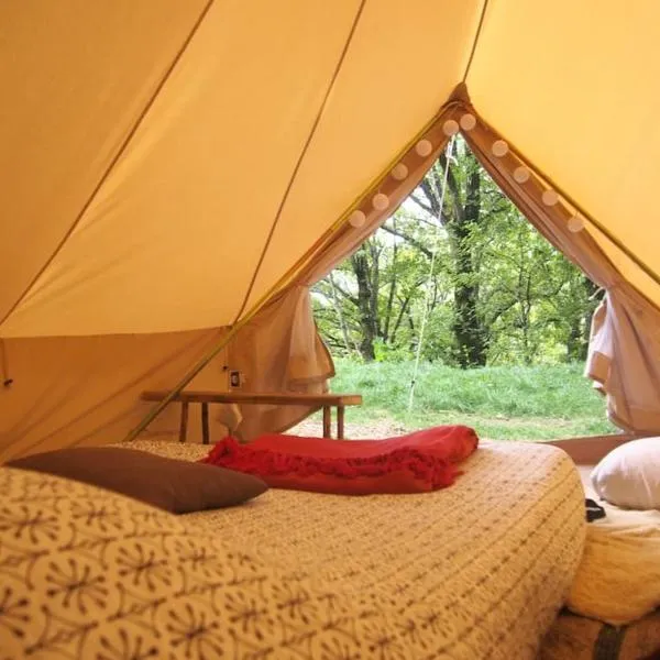 Tente Tipi en pleine forêt, hotel in Saint-Cirgues-en-Montagne