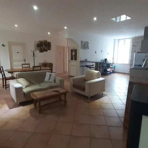 Appartemment situé a lacaune les bains, hotel v destinaci Lacaune