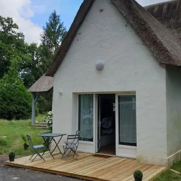 Romantique petite chaumière près de Guérande, hotel in Saint-Lyphard