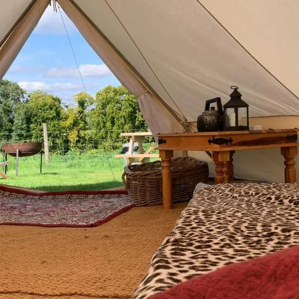 Home Farm Radnage Glamping Bell Tent 8, with Log Burner and Fire Pit, hotel in High Wycombe