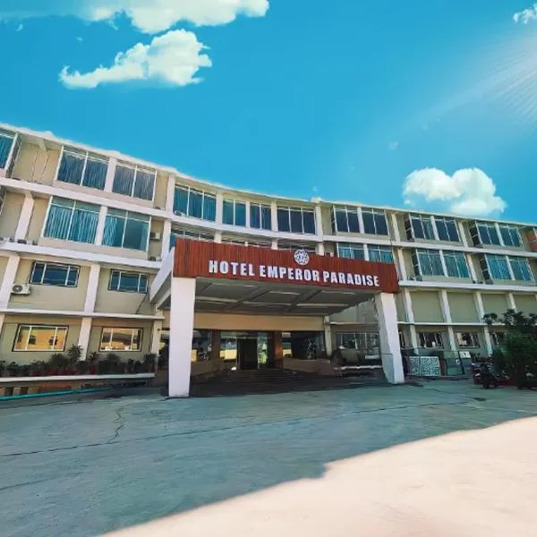 Hotel Emperor Paradise, ξενοδοχείο σε Bilaspur