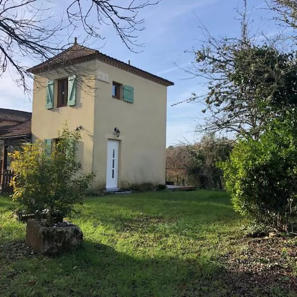 Charmant gîte en Périgord vert, hotel in Saint-Vincent-de-Connezac