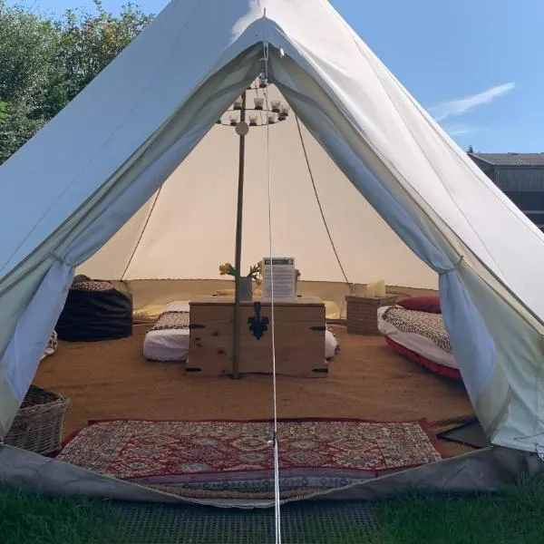 Home Farm Radnage Glamping Bell Tent 4, with Log Burner and Fire Pit, hotel v destinaci Radnage