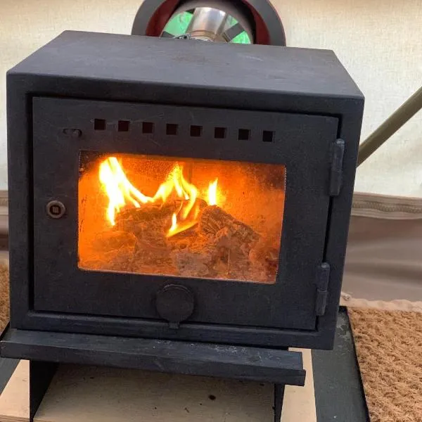 Home Farm Radnage 3 Glamping Bell Tent, with Log Burner and Fire Pit, ξενοδοχείο σε Radnage