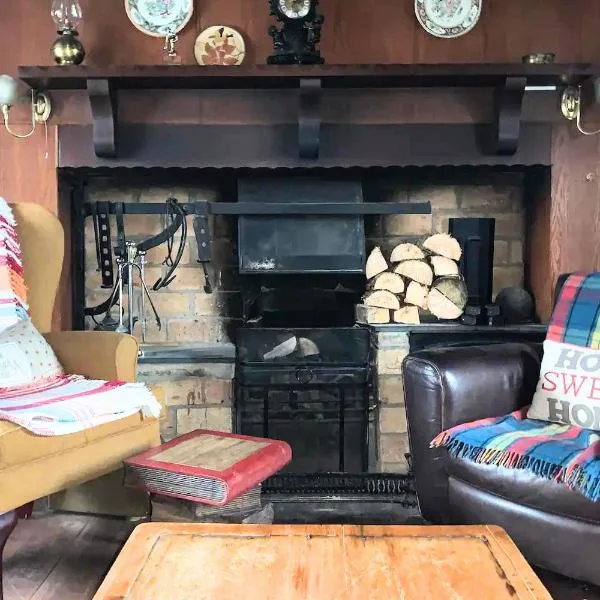 Authentic Irish Cottage, Rural Ballymascanlon, hotel v destinaci Ballymascanlan