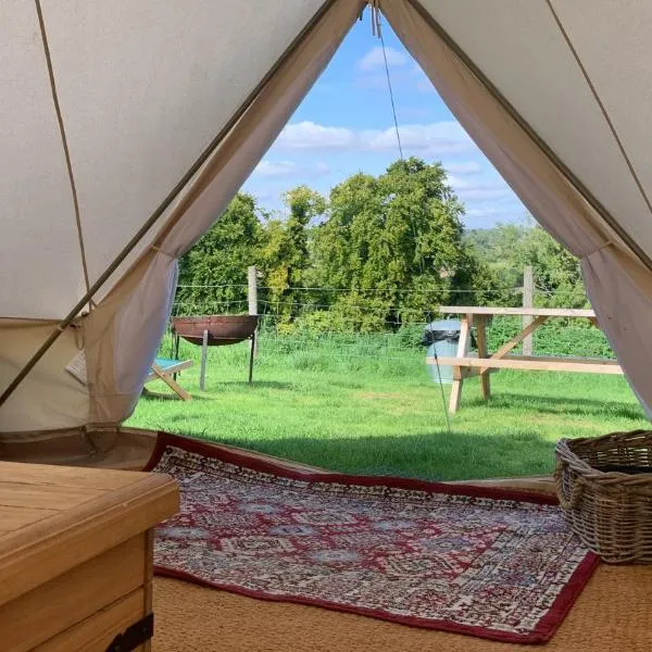 Home Farm Radnage Glamping Bell Tent 2, with Log Burner and Fire Pit, hotel in Radnage