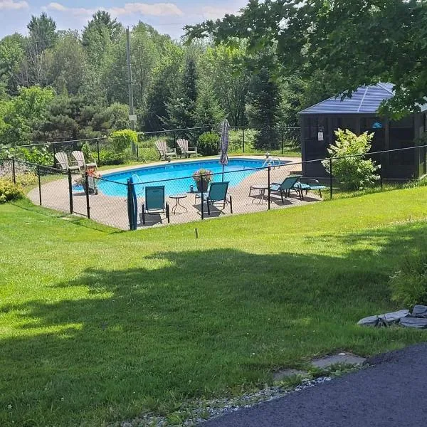Auberge Aux Deux Pères, hotel v destinaci Magog-Orford