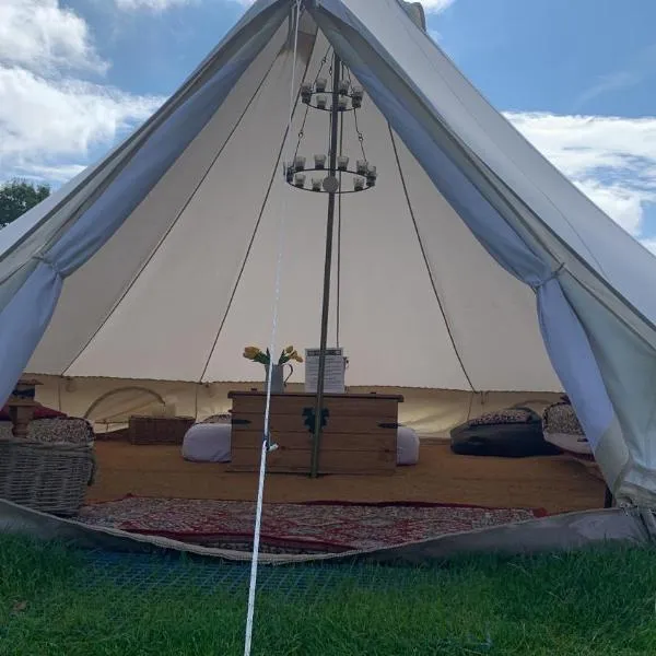 Home Farm Radnage Glamping Bell Tent 6, with Log Burner and Fire Pit, hotell i High Wycombe