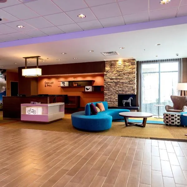 Fairfield Inn & Suites by Marriott Atlanta Acworth، فندق في Acworth Beach