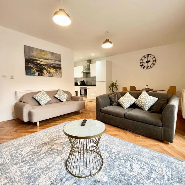 2 Double beds OR 4 Singles, 2 Bathrooms, FREE PARKING, Smart TV's, Close to Gunwharf Quays, Beach & Historic Dockyard, hotel in Portsmouth