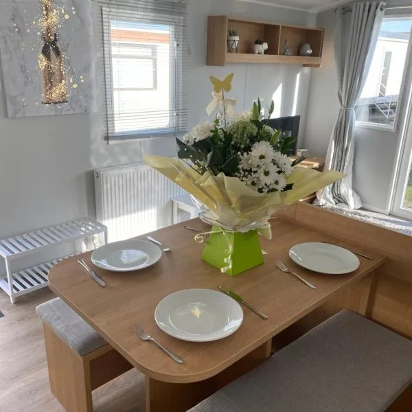 Stylish 3 Bedroom caravan near the Beach, hotel in Walton-on-the-Naze