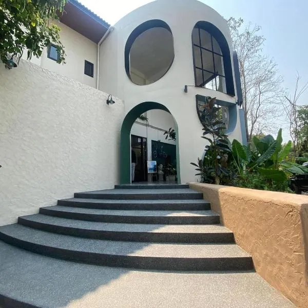 Family Room by 233Poshtel, hotel in Lampang