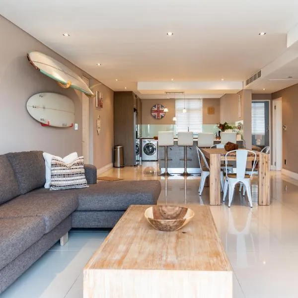 Modern Beachfront Eden on the Bay 210- 2 bedroom, 2 bathroom, ξενοδοχείο στο Bloubergstrand