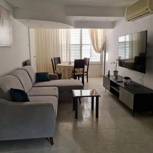 Lovely Apt Close to Beach، فندق في نهاريا
