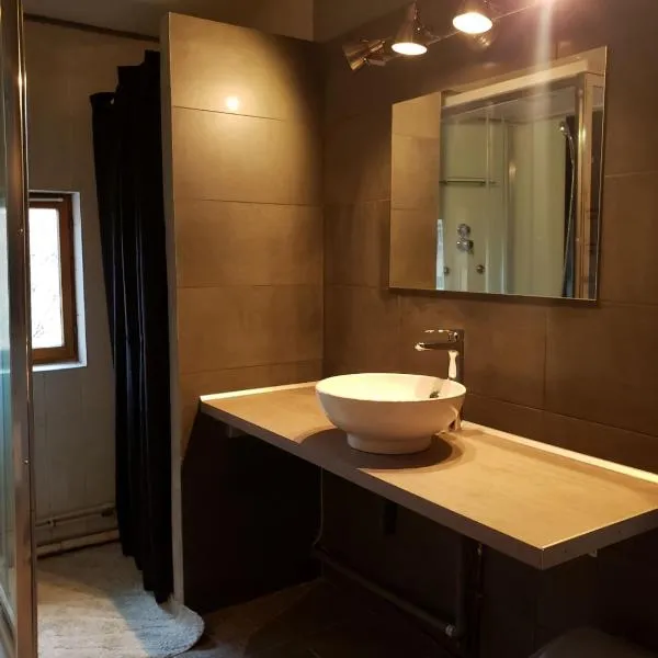 Gîte dans camping 4 étoiles, hotel in Tourtoirac