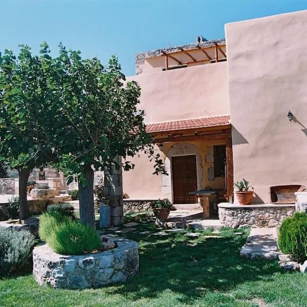 Traditional Villa with pool in Sfakia, hotell i Ímbros