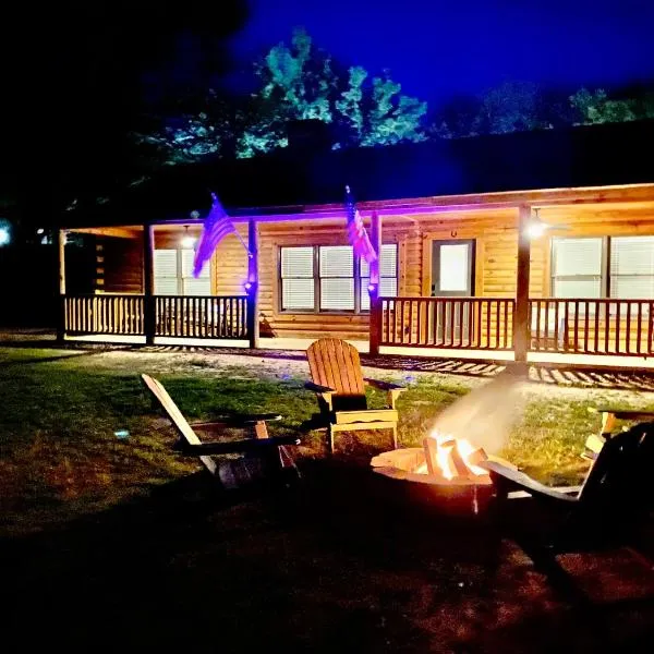 Cabin at Chitt's Creek, готель у місті Hawk Cove