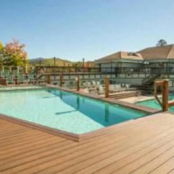 Leslie's Retreat, hotel i Campton