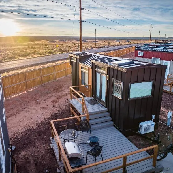Cozy modern tiny home near ZION & private deck, khách sạn ở Apple Valley