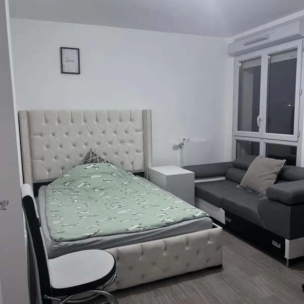 Chambre individuelle dans un appartement à 37 de champs élysées、サルトルーヴィルのホテル