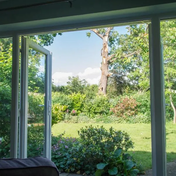 Luxury Self Catering with Cosy Cabin & Sauna in Colchester, hotel in Colchester