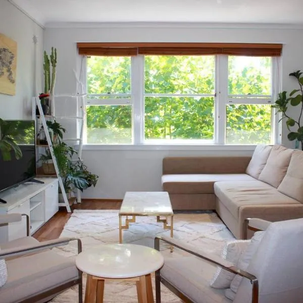 Large Coogee Apartment with Parking