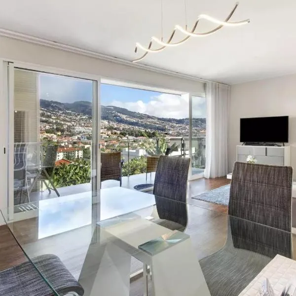 1 Bed Apartment Sleeps 4 with Pool, hotel in Santo António