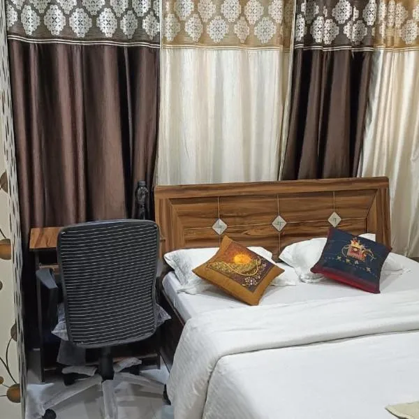 Private Fully Furnished Room in Kalyani Nagar, hótel í Pune
