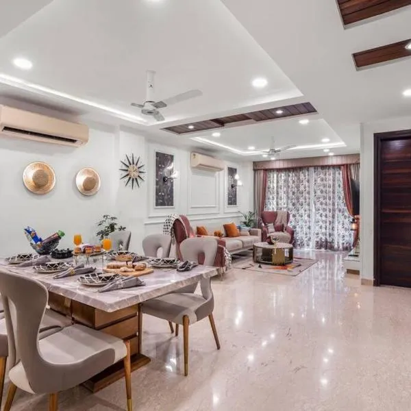 Homlee-Pentagon 3 BHK luxurious-Lift-Parking-Saket, hotel in New Delhi