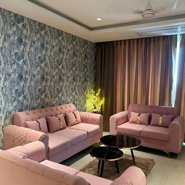 LUXURIOUS AND SPACIOUS PRIVATE ROOM IN KHARADI, NEAR EON IT PARK, hotel in Uruli Kānchān