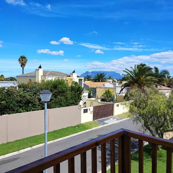 Lovely 2 bedroom condo with balcony and a view!, hotel in Cape Town