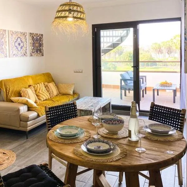 Sunny Luxury Apartment with two great sunny - level terraces, two swimming pools, in a new complex Pueblo Majorero, close to Fuerteventura Golf Club, next to the beach , Atlantico Shopping Mall and casino in Caleta de Fuste, hotel em Caleta De Fuste